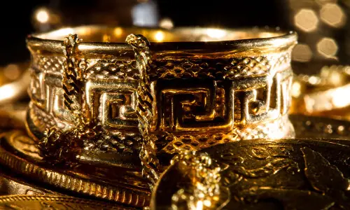 Gold price per tola falls Rs2,000 in Pakistan