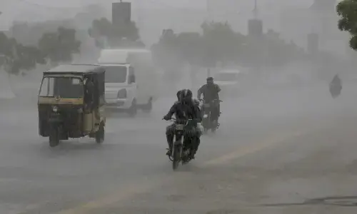 کراچی میں ہلکی اور تیز برسات، مزید بادل برسنے کا امکان