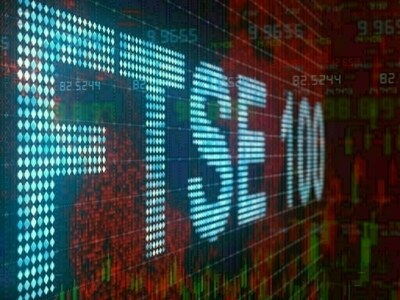 FTSE 100 closes lower, dragged down by energy, banks