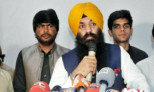 Minister distributes scholarship cheques