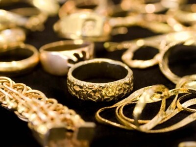 Silver glitters, gold dims