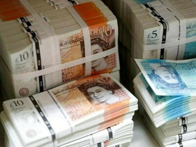 Pound sees biggest weekly fall since July