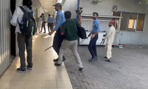 Interior minister orders probe into Islamabad Police&rsquo;s storming press club, assaulting journalists