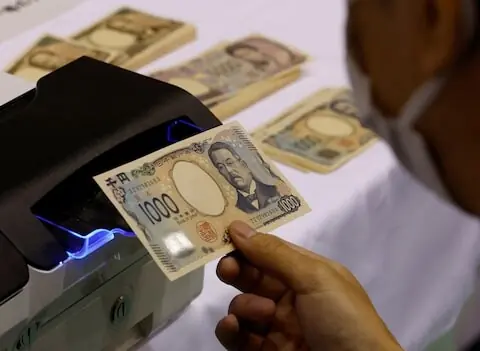 Yen heads for sharpest weekly fall in a year as rate hike wagers recede