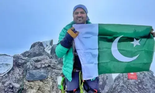 پاکستانی کوہ پیما اسد علی میمن نے اوشیانیا کی بلند ترین چوٹی سر کر لی، سیون سمٹس چیلنج مکمل کر لیا