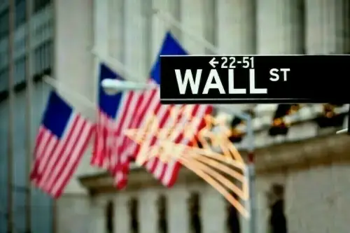 Wall St advances after strong bank earnings