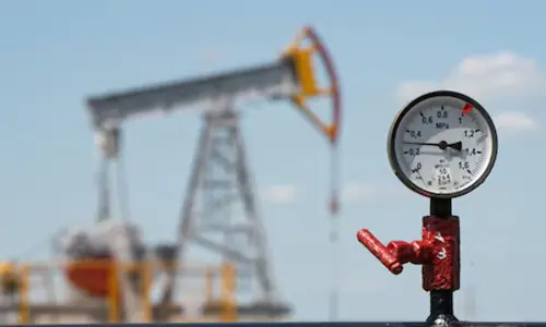 Oil set for weekly loss as Trump-Putin summit looms