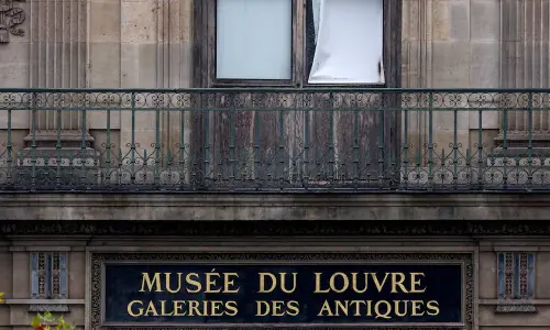 Thieves rob priceless jewels from Paris’ Louvre in brazen heist Thieves rob priceless jewels from Paris’ Louvre in brazen heist