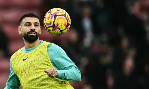 Salah shouldn&rsquo;t be automatic starter in away games, says Carragher
