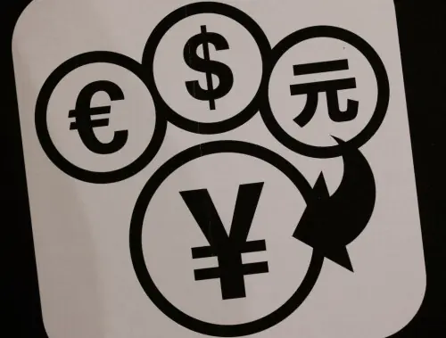 Yen climbs as gold plunge triggers market volatility