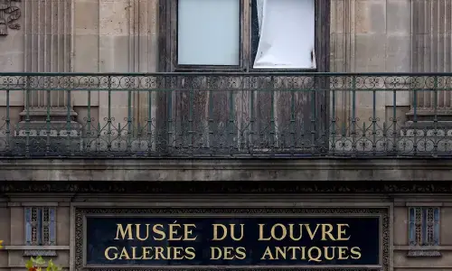 Louvre reopens for first time after jewel heist