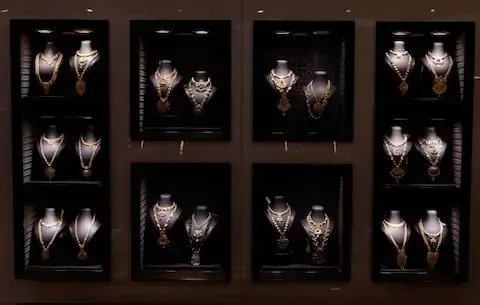 Gold price per tola sheds Rs3,500 in Pakistan