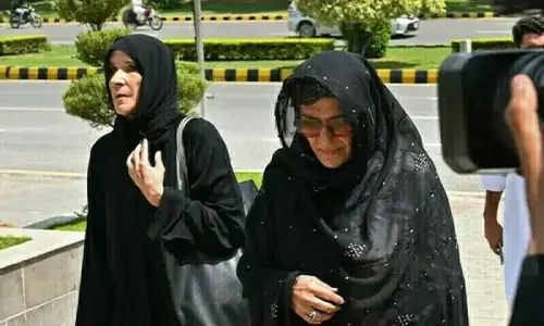 عدالت نے علیمہ خان کا شناختی کارڈ اور پاسپورٹ بلاک کرنے کا حکم دیدیا