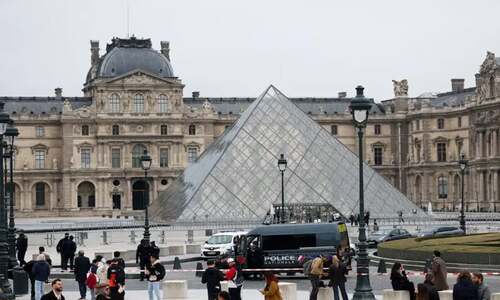 Paris’ Louvre: Thieves steal priceless jewels in brazen daylight heist Paris’ Louvre: Thieves steal priceless jewels in brazen daylight heist