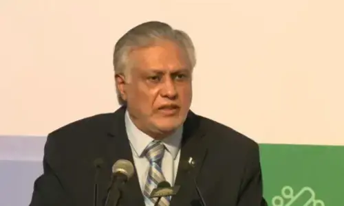 نائب وزیراعظم اسحاق ڈار نے پاکستان کی پہلی گوگل کروم بک اسمبلی لائن کا افتتاح کردیا