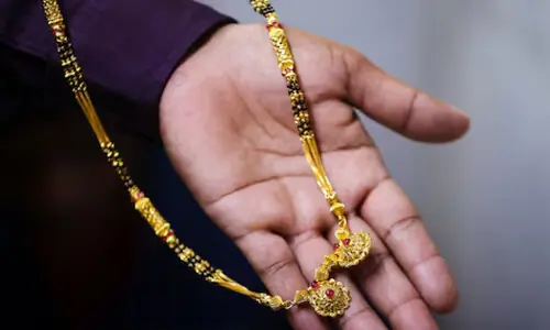 Gold rebounds from near 1-week low on bargain-hunting ahead of US jobs data