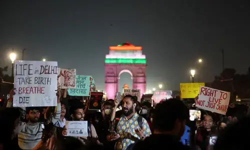 نئی دہلی میں آلودگی مخالف مظاہرے کے دوران پولیس نے درجنوں افراد کو حراست میں لے لیا