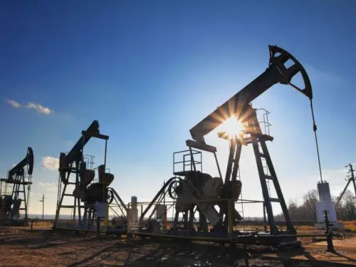Oil prices rise as investors balance sanctions risks, oversupply worries Oil prices rise as investors balance sanctions risks, oversupply worries