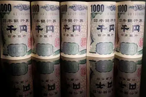 Yen bid, dollar steadies as investors look for safety from global selloff