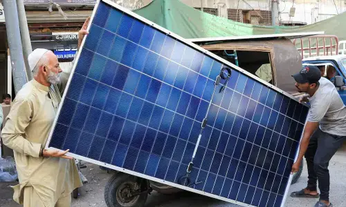آئندہ سال بعض صنعتی علاقوں میں سولر کی پیداوار گرڈ کی طلب سے زیادہ ہونے کا امکان