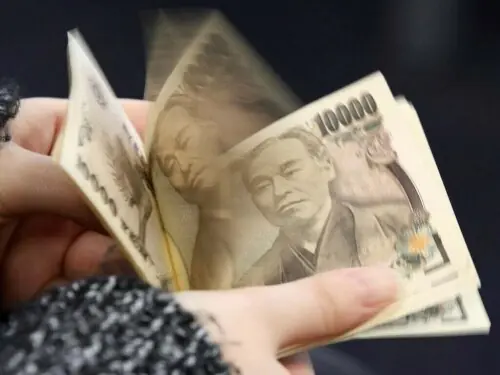 Yen rises on rate-hike prospect; kiwi jumps after RBNZ decision