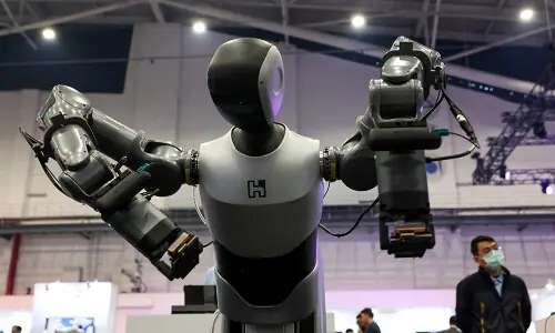 Humanoid robots to trial guiding crowds at Chinese border crossings