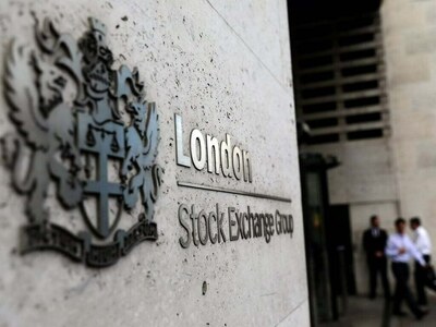 London stocks dip at start of earnings-heavy week