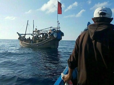 Boat with Rohingya migrants sinks off Malaysia, hundreds missing