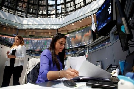 LatAm stocks fall as Fed cut hopes fade