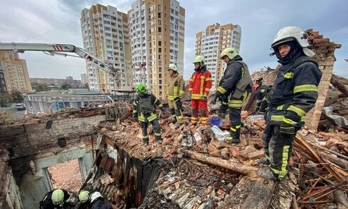 Russian strikes kill 25 as Zelensky makes peace bid in Turkiye