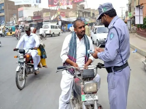 رنگین شیشے اور غیر معیاری نمبر پلیٹس ، پولیس اہلکار بھی مستثنیٰ نہیں