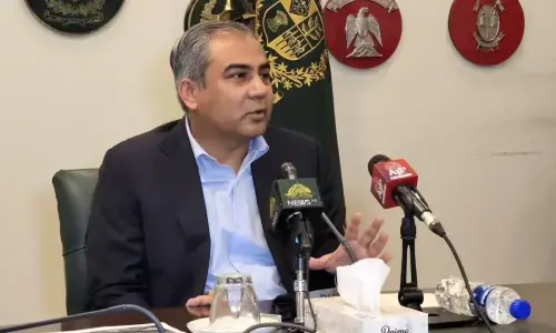 مکمل سفری دستاویزات رکھنے والے کسی مسافر کو بیرونِ ملک سفر سے نہیں روکا جارہا، وزیر داخلہ