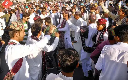 کراچی میں سندھی کلچر ڈے ریلی میں تصادم، متعدد افراد گرفتار کراچی میں سندھی کلچر ڈے ریلی میں تصادم، متعدد افراد گرفتار