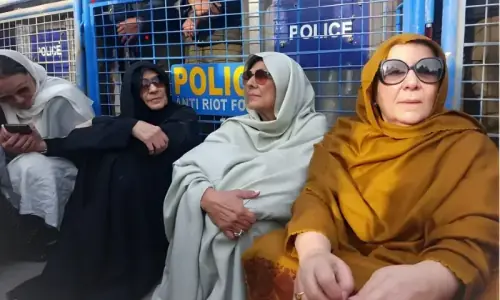 Imran Khan&rsquo;s sisters continue sit-in after being denied Adiala Jail meeting