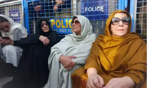 بانی پی ٹی آئی سے ملاقات کی اجازت نہ ملنے پر بہنوں کا دھرنا جاری
