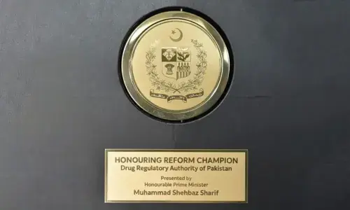 وزیر اعظم نے شفافیت اور بہتر کارکردگی پر سی ای او ڈریپ ڈاکٹر عبیداللہ ملک کو ریفارم چیمپئن ایوارڈ سے نواز دیا