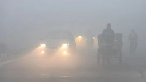 Foggy weather disrupts daily life in Karachi