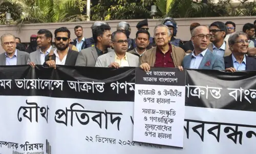 Bangladesh journalists rally after attack on media houses
