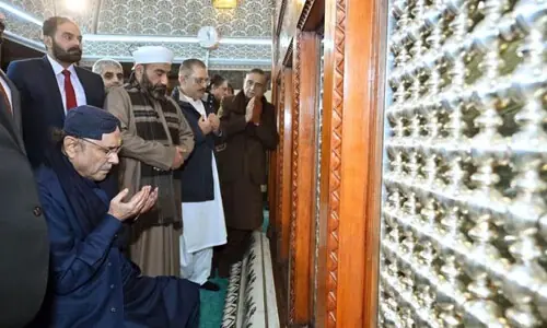 President pays respects at holy shrines in Baghdad