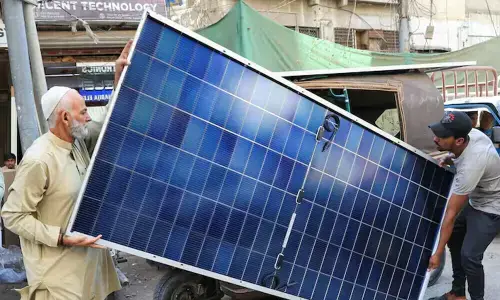 پاکستان میں سولرائزیشن: قوتِ خرید بدستور سب سے بڑی رکاوٹ ہے، مطالعہ