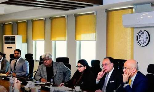 Govt asks key players, investors to help with issues facing telecom tower companies