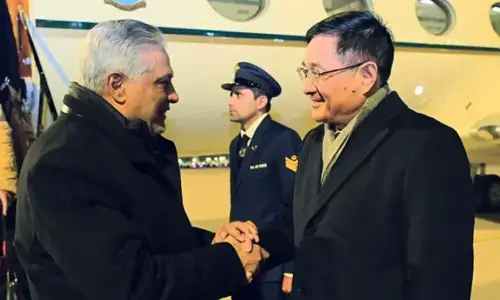 اسحاق ڈار ساتویں پاک-چین وزیر خارجہ اسٹریٹجک ڈائیلاگ کیلئے بیجنگ پہنچ گئے