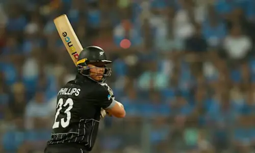 Left is sometimes right for New Zealand’s switch-hitting Phillips Left is sometimes right for New Zealand’s switch-hitting Phillips