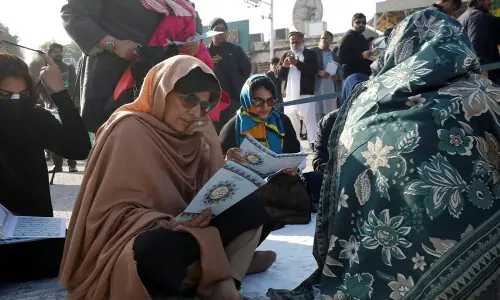 Meeting denied: IK&rsquo;s sisters again stage sit-in outside Adiala Jail