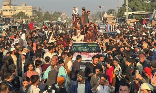 Scores arrested as PTI workers and police clash at Karachi&rsquo;s Bagh-e-Jinnah