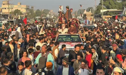 کراچی میں پی ٹی آئی کے احتجاج کے دوران ہنگامہ آرائی ، پولیس کا لاٹھی چارج اور گرفتاریوں کا سلسلہ