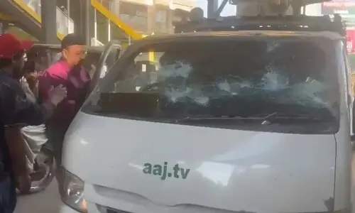 Reporter, cameraman injured as PTI workers attack Aaj News van