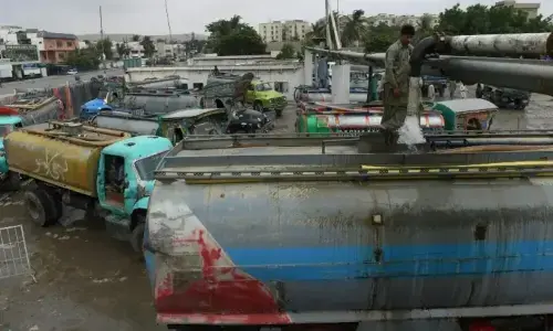 میئر کا کراچی میں واٹر ٹینکر کلچر ختم کرنے کا اعلان میئر کا کراچی میں واٹر ٹینکر کلچر ختم کرنے کا اعلان