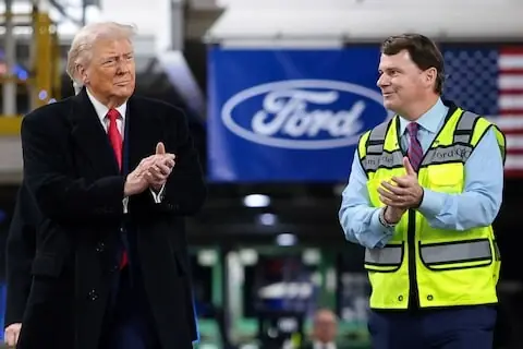 Trump flips off antagonizing worker at Ford plant in Michigan Trump flips off antagonizing worker at Ford plant in Michigan