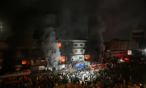 کراچی گل پلازہ آتشزدگی: ہلاکتوں کی تعداد 21 ہوگئی، 60 افراد تاحال لاپتہ